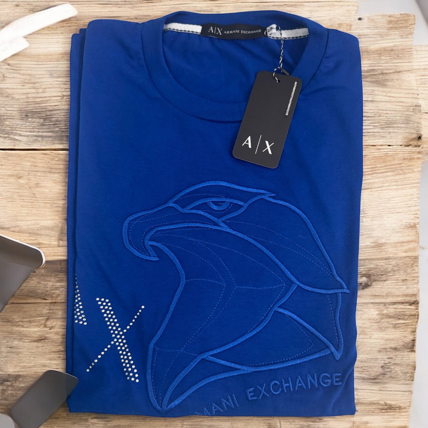 T-SHIRT PREMIUM CON DISEÑO DE ÁGUILA BORDADA