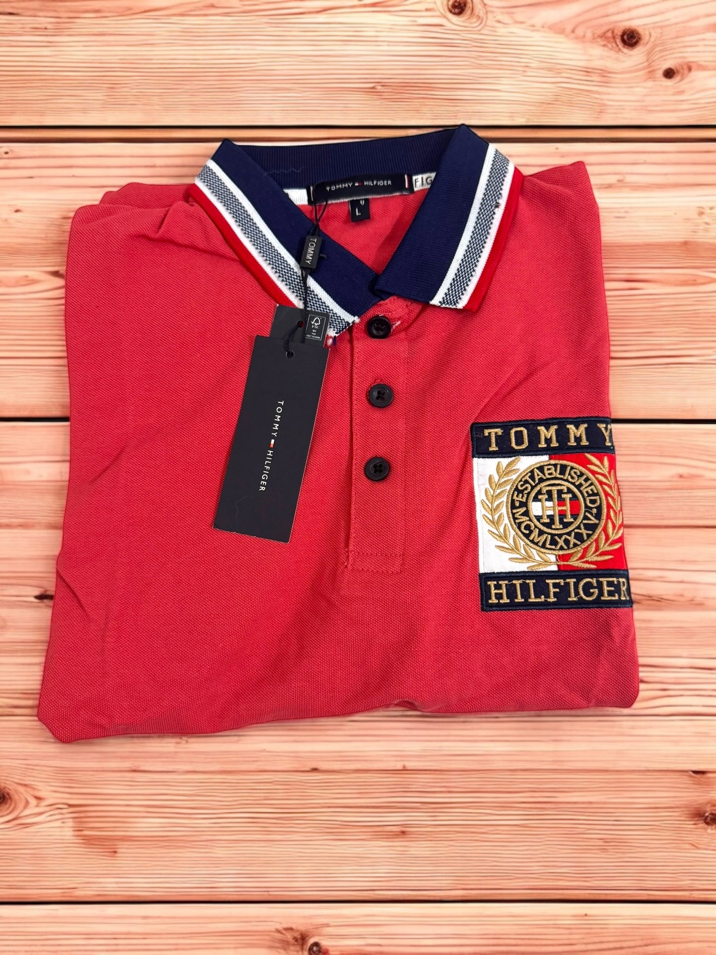 ¡Nuevas polos premium con escudo bordado disponible ya!