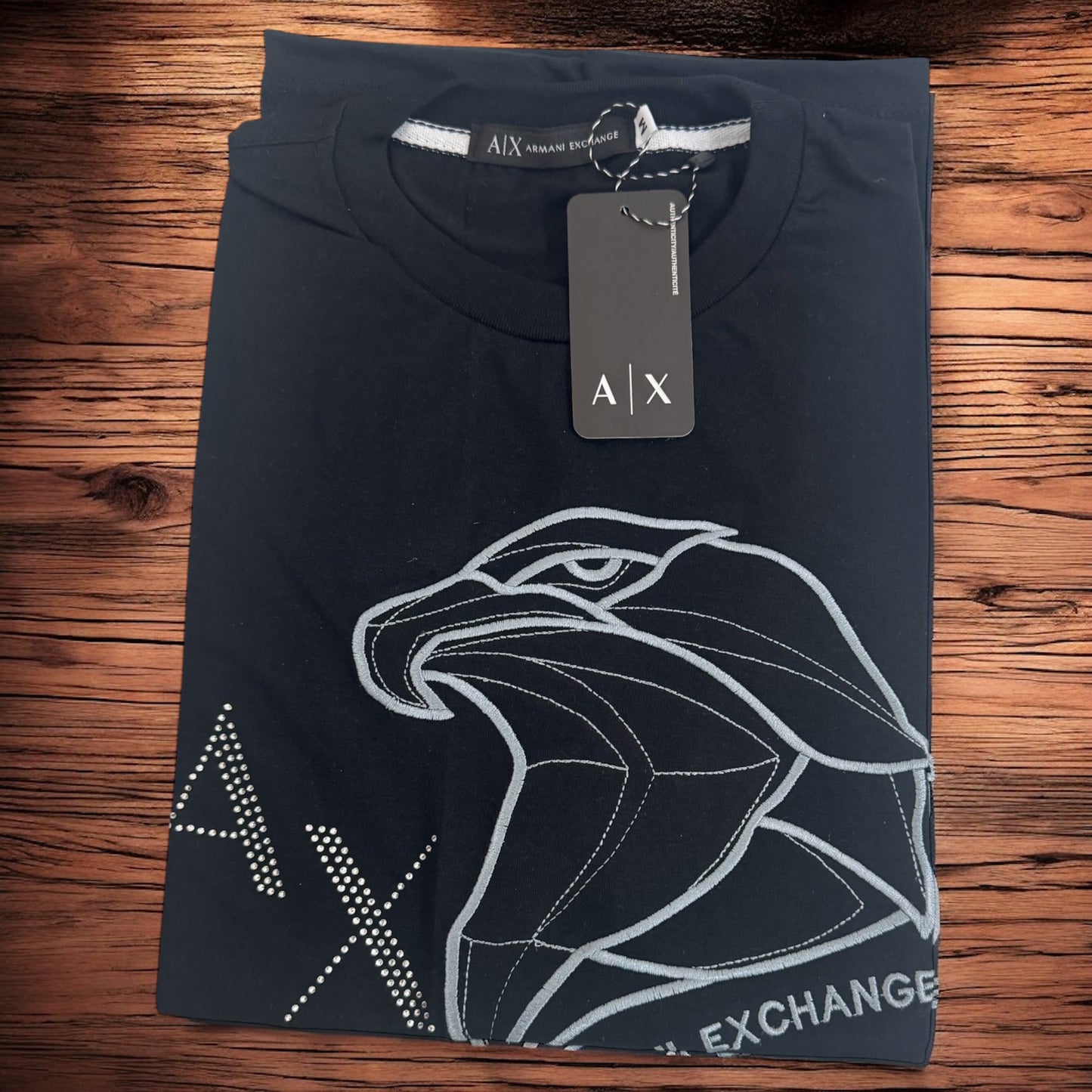 T-SHIRT PREMIUM CON DISEÑO DE ÁGUILA BORDADA