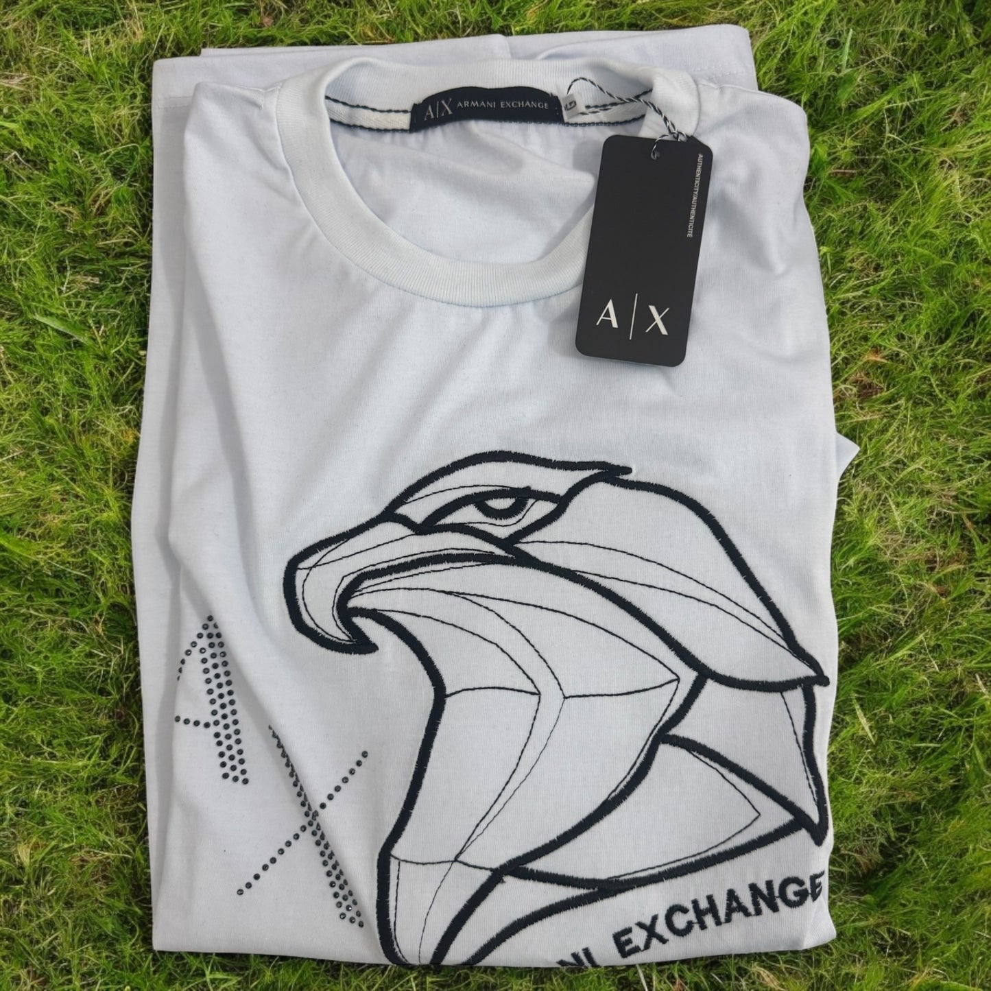 T-SHIRT PREMIUM CON DISEÑO DE ÁGUILA BORDADA